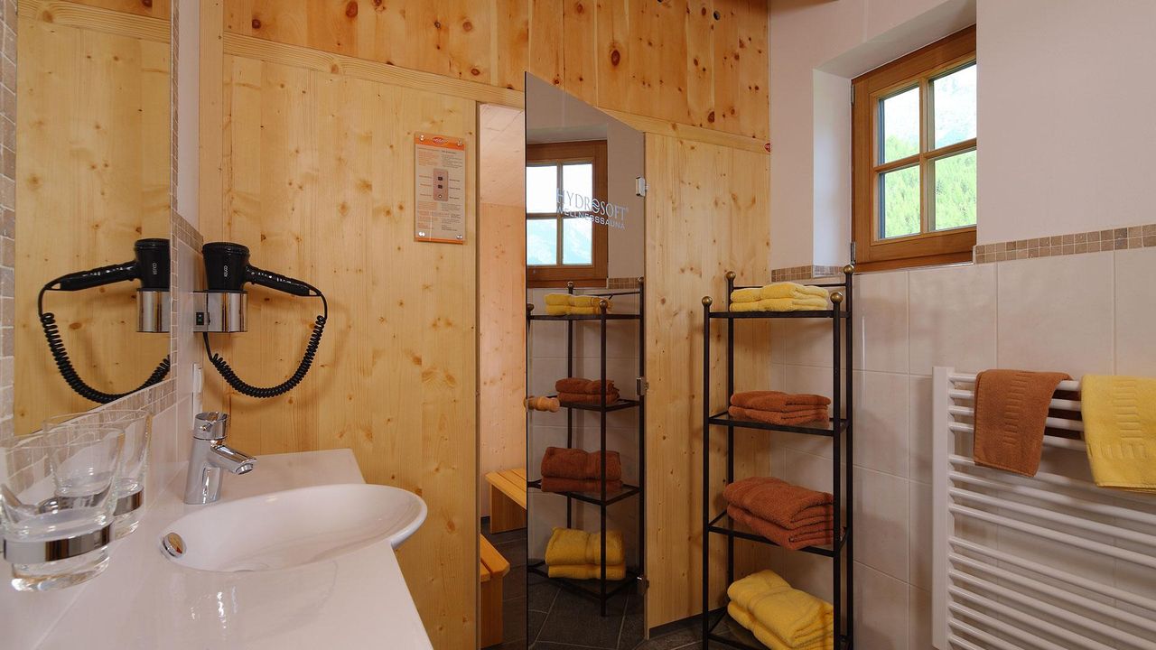 Infrarot-Kabine und Hydrosoft-Sauna Infrarot-Kabine und Hydrosoft-Sauna